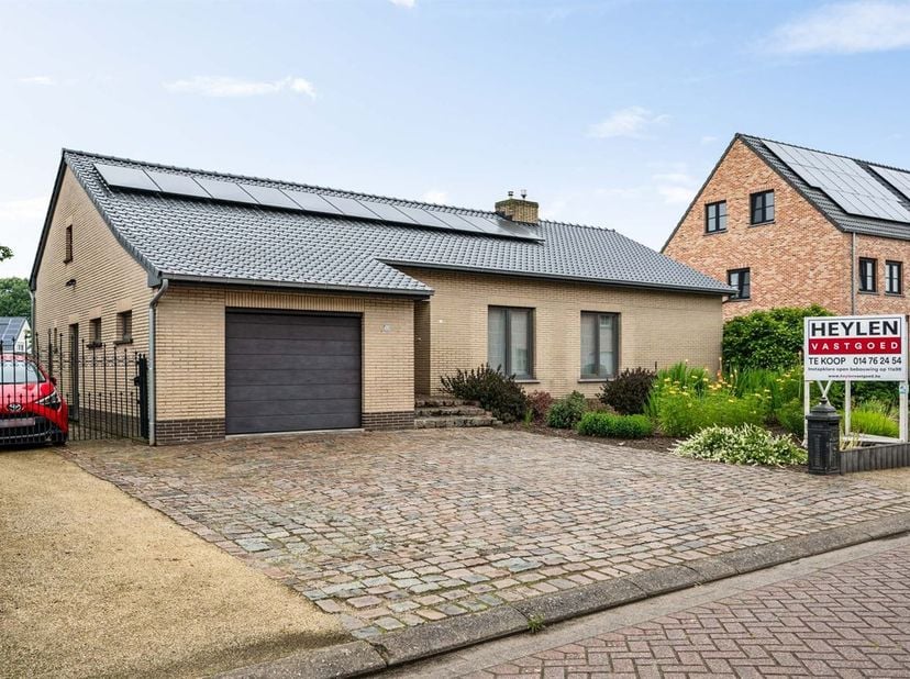 Ruime laagbouwwoning met 3 slaapkamers, garage en prachtige tuin in Westerlo<br />
Op een rustige locatie in Westerlo bevindt zich deze verzorgde en r