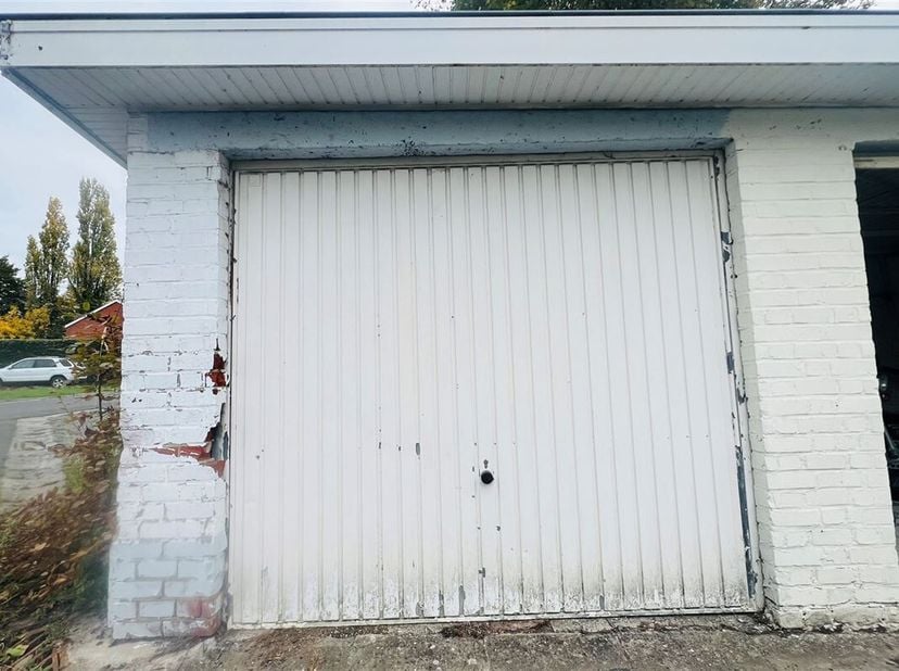 À VENDRE  GARAGE 18 m² À VAULX (TOURNAI)<br />
Situé dans le domaine des Charmilles<br />
Henro-Immo vous propose ce garage fermé de 18 m², idéalement