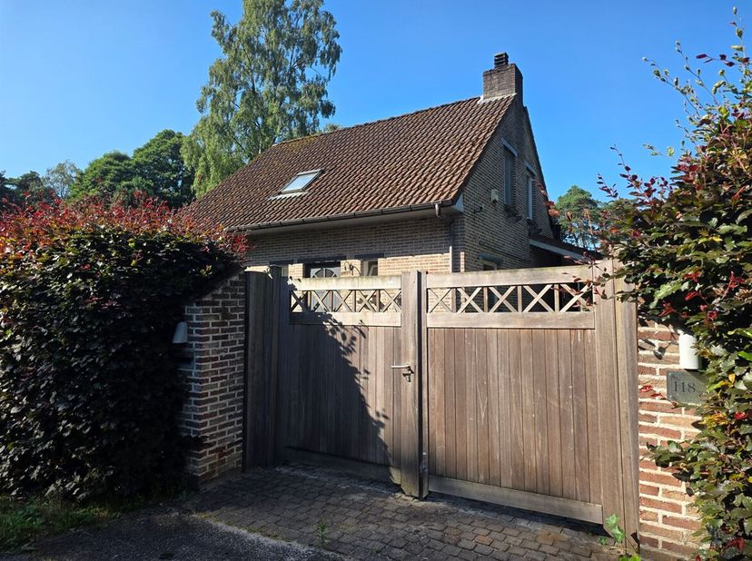 Charmante woning op een prachtig groen perceel van ca. 896 m² in Brecht.<br />
Bent u op zoek naar een gezellige woning met een prachtige tuin, een ru