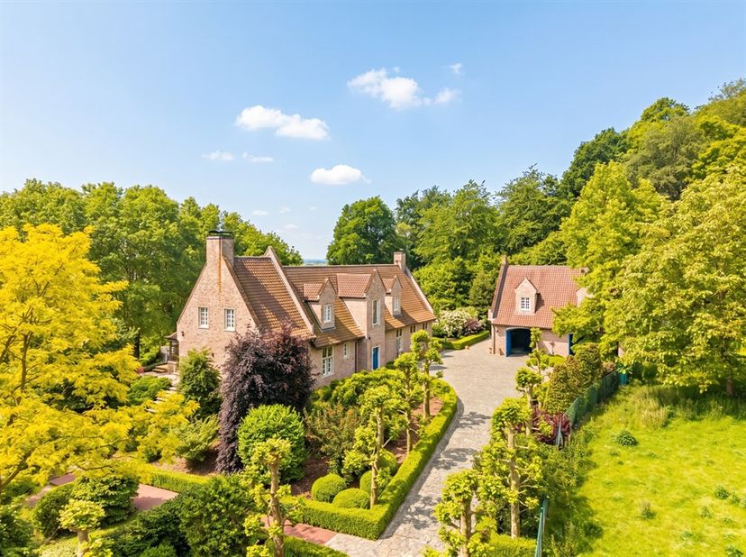 Cette belle résidence de campagne à Amougies offre un cadre de vie raffiné dans un environnement paisible et verdoyant. La propriété se compose d'une