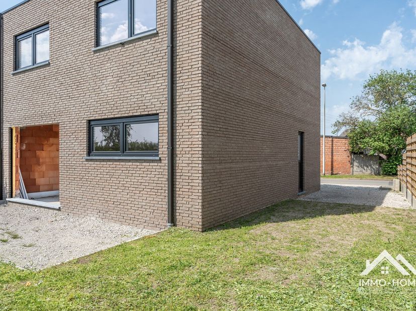 Deze casco woning is gelegen pal in het landelijke Desteldonk, en is vlot bereikbaar. De inkomhal voorziet in een gastentoilet en vestiaire, en zo kom