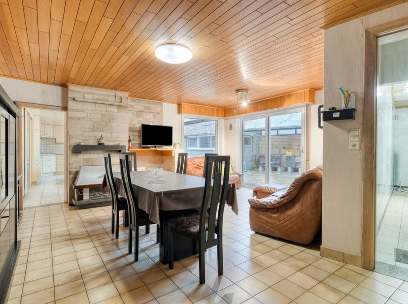Deze ruime gesloten woning, gelegen in het centrum van Vladslo, beschikt over een voormalige handelsruimte die zich perfect leent voor uiteenlopende i