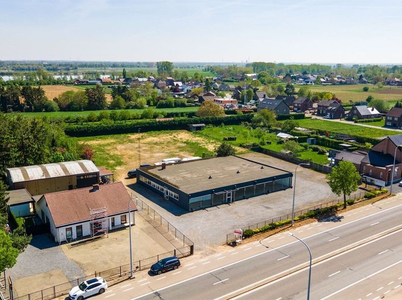 Handelsruimte op toplocatie te Dilsen-Stokkem <br />
Langs de drukbezochte Rijksweg in Dilsen-Stokkem bevindt zich deze ruime commerciële eigendom met