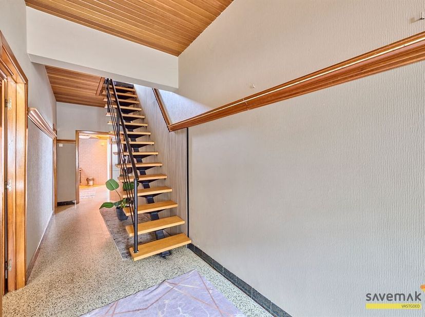 Dit charmant rijhuis is de ideale starterswoning.<br />
Binnenkomen doen we in de ruime en lichtrijke hal. deze geeft uit op de woonkamer en keuken.<b
