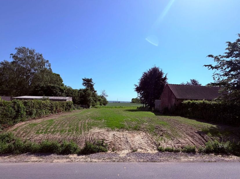 Zeer goed bereikbaar via de A8/E429, perceel van 9,75 are (+/- 20 m straatfront) in een rustige straat met een prachtig uitzicht op het platteland. Ri