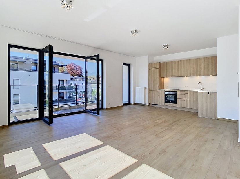 Au cœur des Papeteries de Genval, de ses commerces et de ses facilités,<br />
APPARTEMENT 2 CHAMBRES de +/- 92 m² (surface chauffée selon PEB)<br />
a