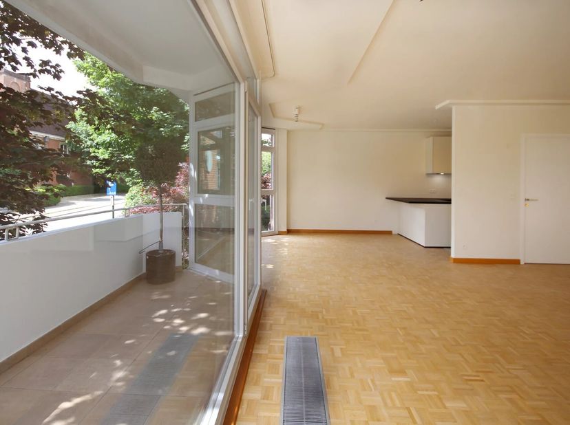 Op wandelafstand van het Ter Kamerenbos en de Franklin Rooseveltlaan bevindt zich dit prachtig volledig gerenoveerde appartement van ca. 148 m², geleg