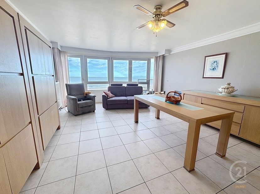 In residentie Acapulco in Westende-Bad bevindt zich dit uitzonderlijk ruime appartement met een adembenemend zicht op zee. Bij het binnenkomen komt u