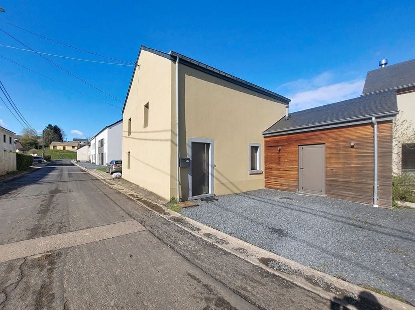 W Immobilière biedt u in het charmante dorp Nothomb (Attert) een zeer mooie woning aan, gelegen in een rustige en aangename omgeving.<br />
<br />
De