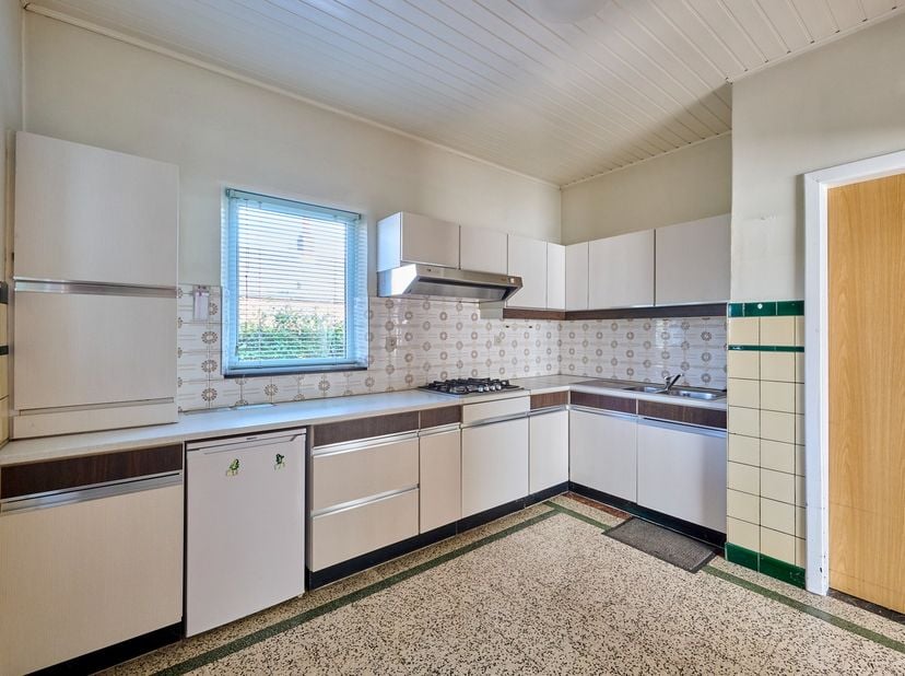 Ben je op zoek naar een woning die je volledig naar eigen smaak kunt renoveren?<br />
Dan is deze karaktervolle woning op een rustige locatie beslist