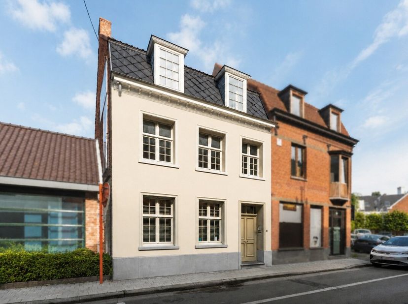 Te koop: karaktervolle woning met commerciële ruimte in het centrum van Aarsele, op wandelafstand van school, bakker, Delhaize en openbaar vervoer. De