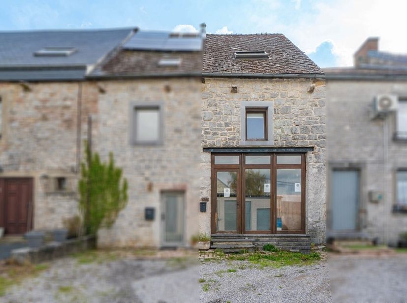 EasyHome vous propose cette charmante maison 3 chambres idéalement située dans le paisible village de Vodelée.<br />
Dès l’entrée, vous serez séduit p