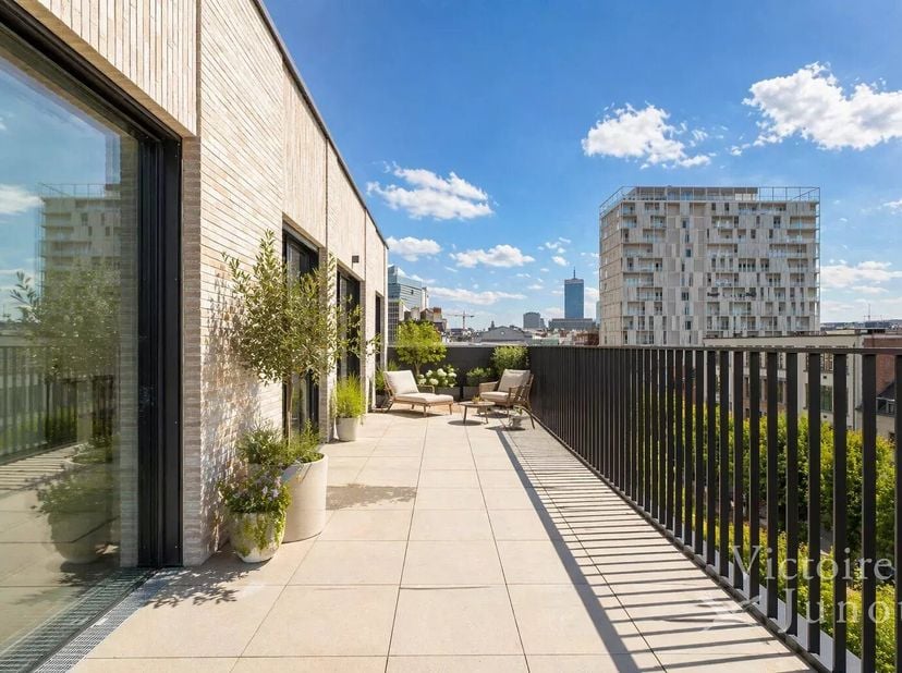 Project "UNIQ" A61 - 197 m² - terrace 69,5 m²<br />
Victoire-Junot stelt u dit prachtige 3 slaapkamer penthouse voor - met een mooi terras rondom het