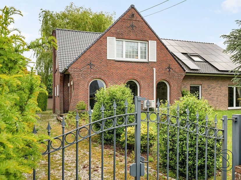 In Herseaux, prachtige 4-gevelvilla met royale volumes!<br />
Gelegen op een schitterend perceel van 2.037 m², onderscheidt deze villa zich door haar