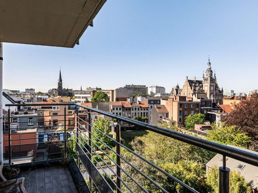 Ruim appartement met 2 slaapkamers en balkon op centrale ligging<br />
Op zoek naar een ruim appartement met veel potentieel op een uitstekende locati