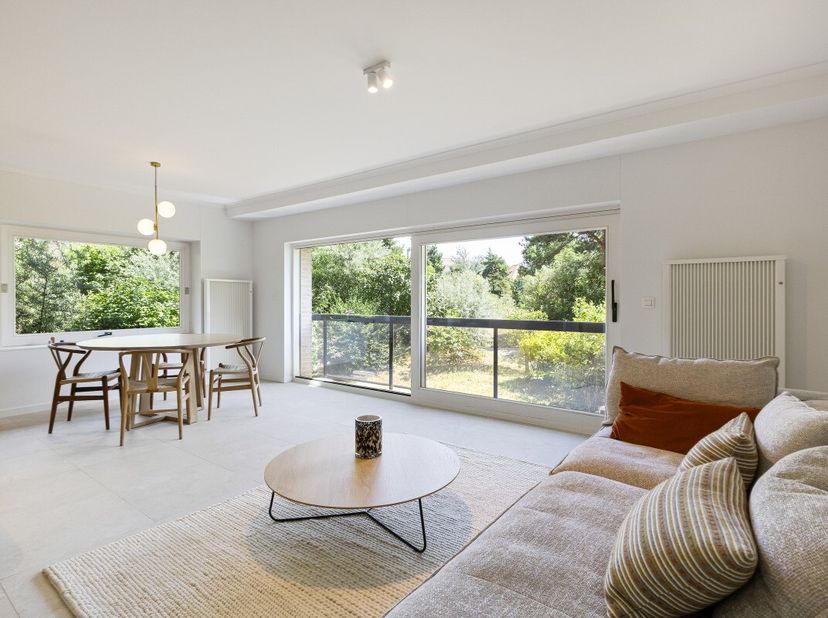 Nieuwsgierig naar dit appartement?Kom langs tijdens de Open Huizen Dag.op zaterdag 25 juli tussen 14.00 en 15.00 uurKnokke: Stijlvol gerenoveerd gelij