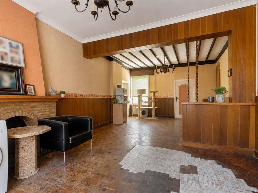 Karaktervolle renovatiewoning met tal van mogelijkheden in Groot-Gelmen<br />
Bent u op zoek naar een woning die u volledig naar eigen smaak kunt reno