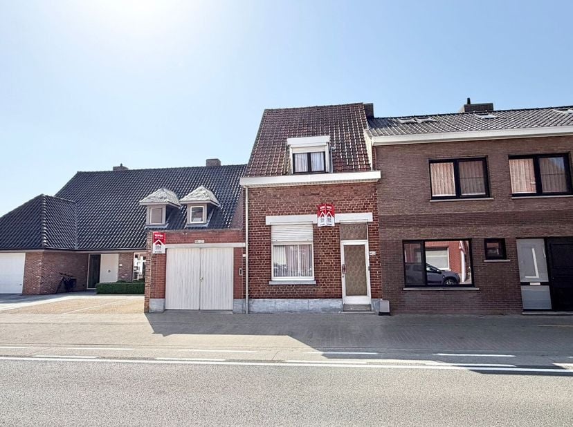 Roeselare - Woning met goeie ligging te koop.Welkom bij deze goed gelegen woning te Roeselare.Op het gelijkvloers vind je de leefruimte die verbonden