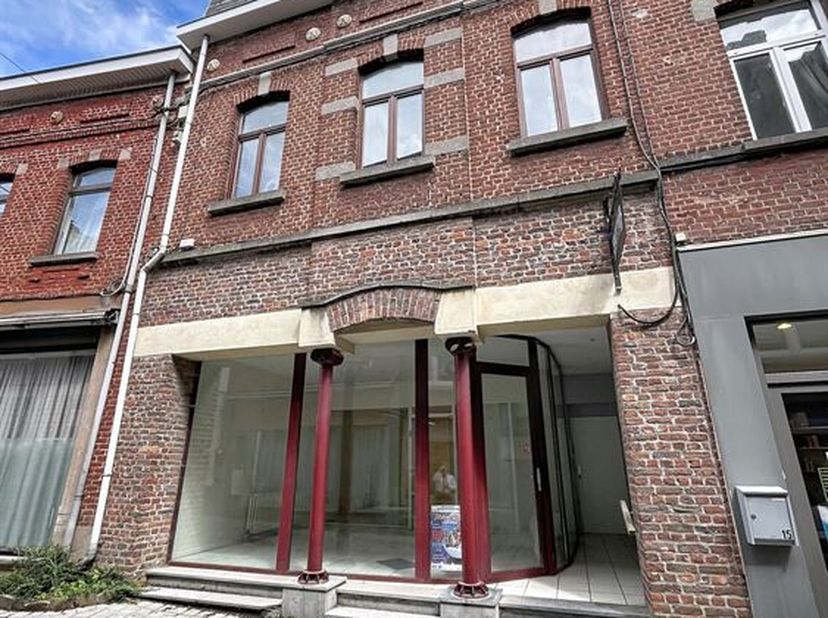 Au centre de Braine-l'Alleud, dans une rue piétonne, Century 21 Immo Dewaele est ravi de vous présenter cette surface polyvalente de 60m². Ce bien off