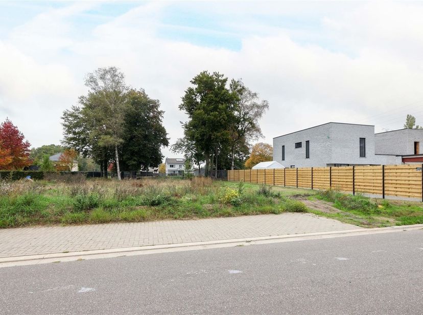 Residentieel en groen gelegen bouwgrond voor een halfopen bebouwing van 4a 05ca<br />
<br />
Omgeving:<br />
+ Gelegen in residentiële en groene om