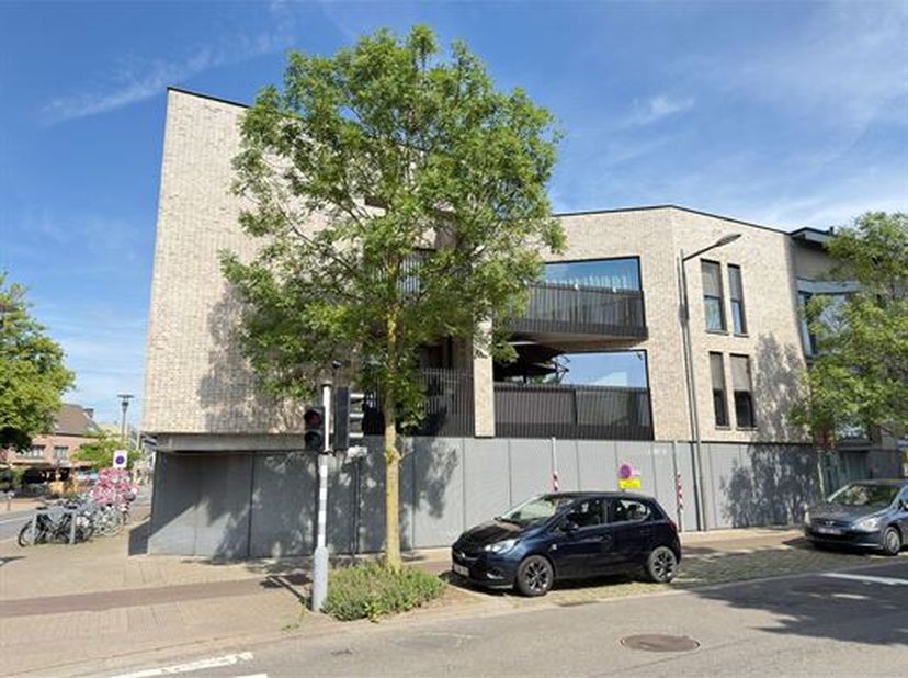 KWALITATIEF, ENERGIEZUINIG EN RECENT APPARTEMENT MET 2 SLAAPKAMERS, TERRAS EN BINNEN-AUTOSTAANPLAATS.<br />
 2de verdieping met lift - ligging in een