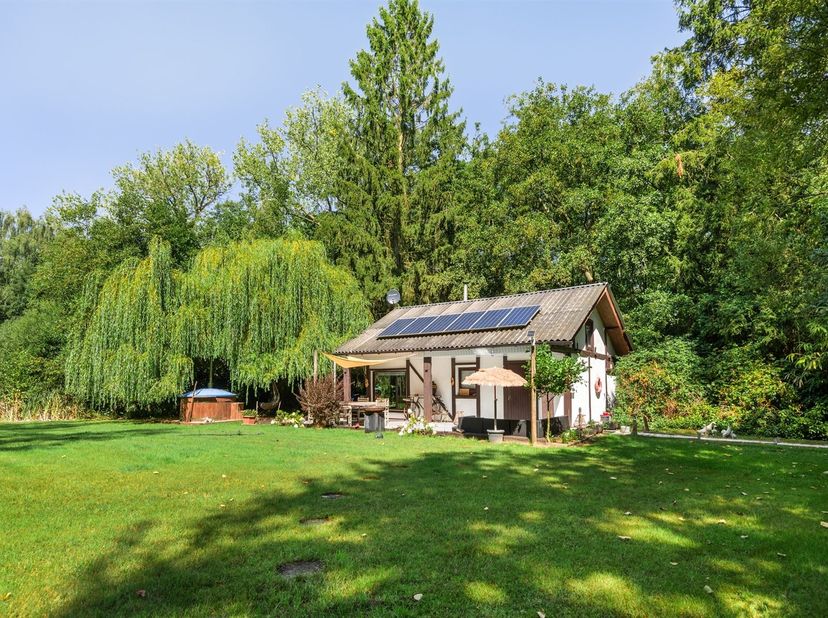 Charmant vakantieverblijf op prachtig perceel van 4.015 m² met vijver<br />
Locatie<br />
Dit charmante vakantieverblijf is rustig gelegen in een gr
