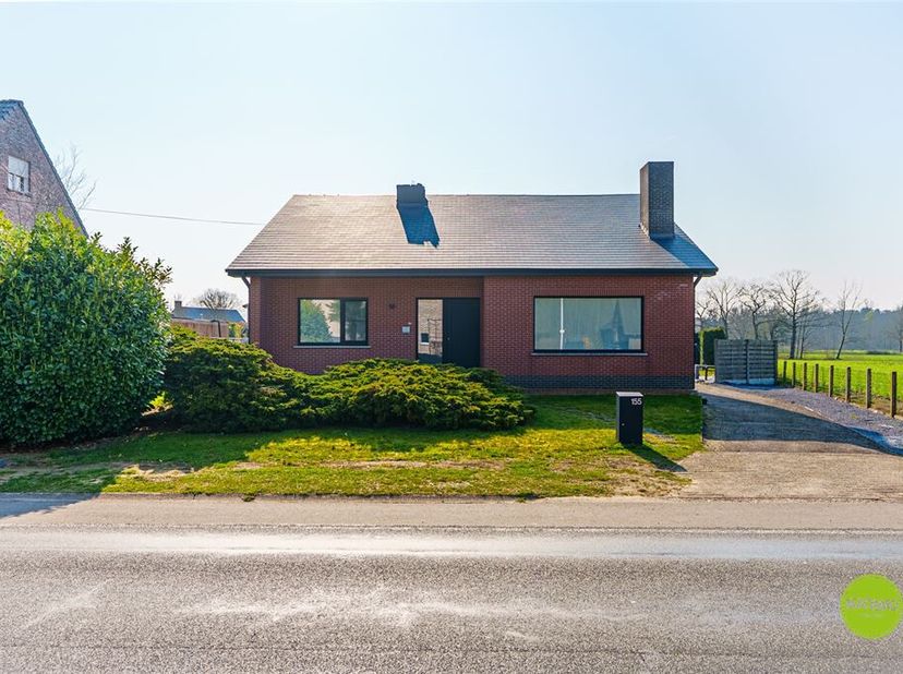 Gerenoveerde, instapklare gezinswoning met 5 slaapkamers en ruime tuin<br />
Deze ruime woning langs de Engsbergseweg werd de voorbije jaren grondig g