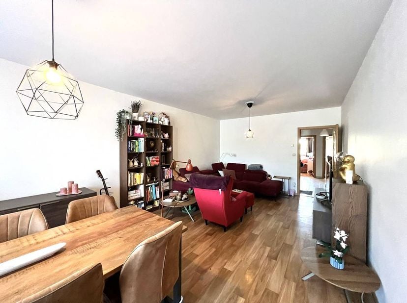 Cet appartement bien entretenu est situé sur la Hazelarenlaan, dans le quartier de Banneux à Hasselt. Grâce à son emplacement central, les commerces,