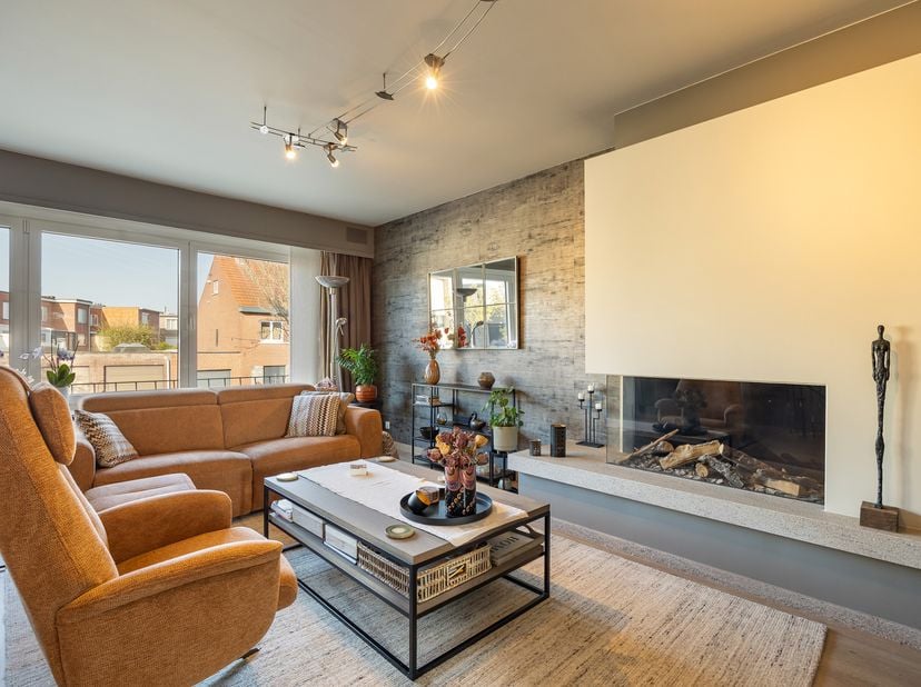 Deze energiezuinige bel-etage kent een bevoorrechte ligging in Aartselaar met mooi uitzicht op weiland. De woning werd doorheen de jaren gemoderniseer