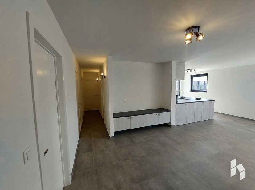Modern ruim nieuwbouwappartement (108 m²) op de 1ste verdieping met 3 slaapkamers en terras in centrum Lommel!<br />
Er is een ondergrondse parkeerpla