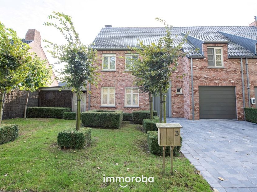 Deze fantastische woning bevindt zich in een zeer rustige en doodlopende straat, toch dichtbij E17, winkels, scholen,... <br />
<br />
Indeling van de