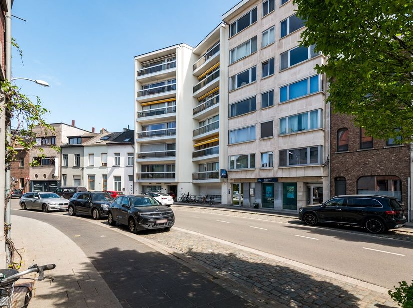Vous êtes à la recherche d'un investissement ou d'un logement à vous dans un endroit de premier choix ? Ce studio à rafraîchir combine potentiel et em