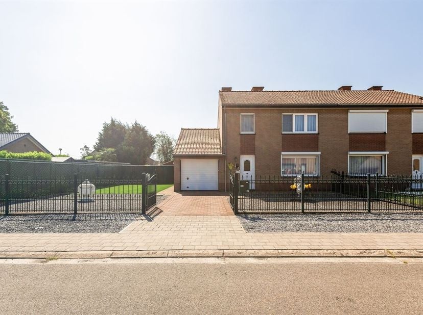 Gelegen in een rustige en groene woonwijk in Zonhoven biedt deze woning een ideale combinatie van wooncomfort, rust en een vlotte bereikbaarheid. Het