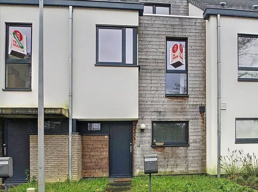 Cette belle maison récente est située dans un quartier branché au cœur de Courtrai, à quelques minutes à vélo du centre et de la gare. La maison possè