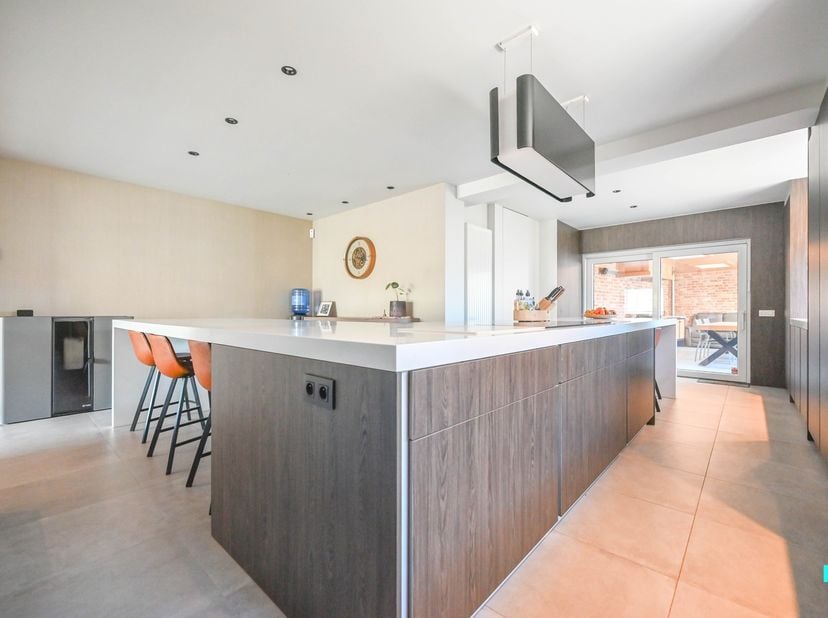 Gelegen nabij het centrum in Anzegem bevindt zich deze gerenoveerde en veelzijdige woning. Dankzij de gunstige ligging geniet je hier van een rustige