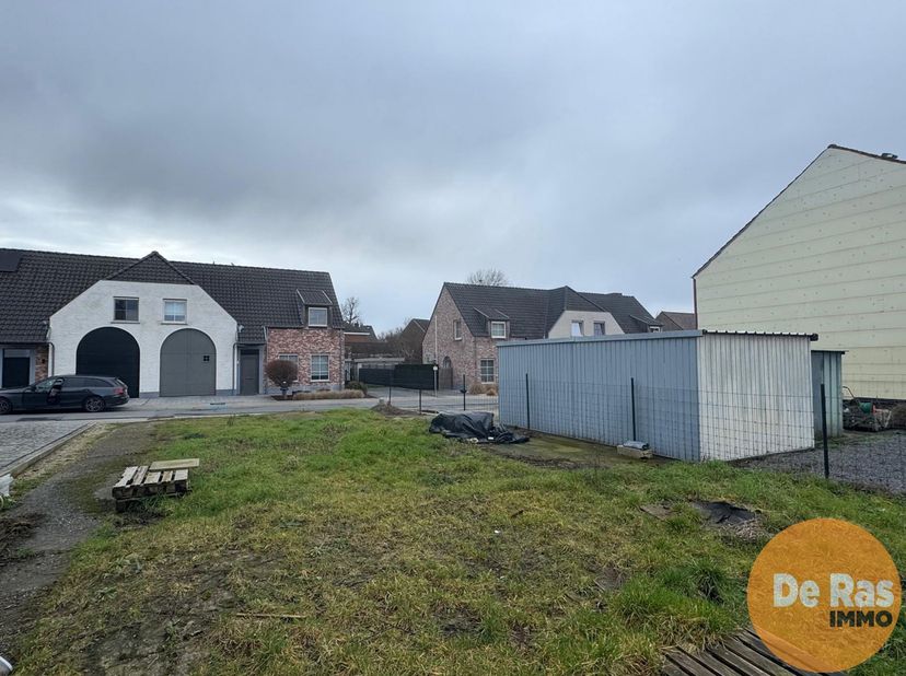 HELDERGEM - Bouwgrond voor halfopen bebouwing <br />
Zeer rustig gelegen bouwgrond voor halfopen bebouwing, in een klein straatje vlak bij het dorp. M
