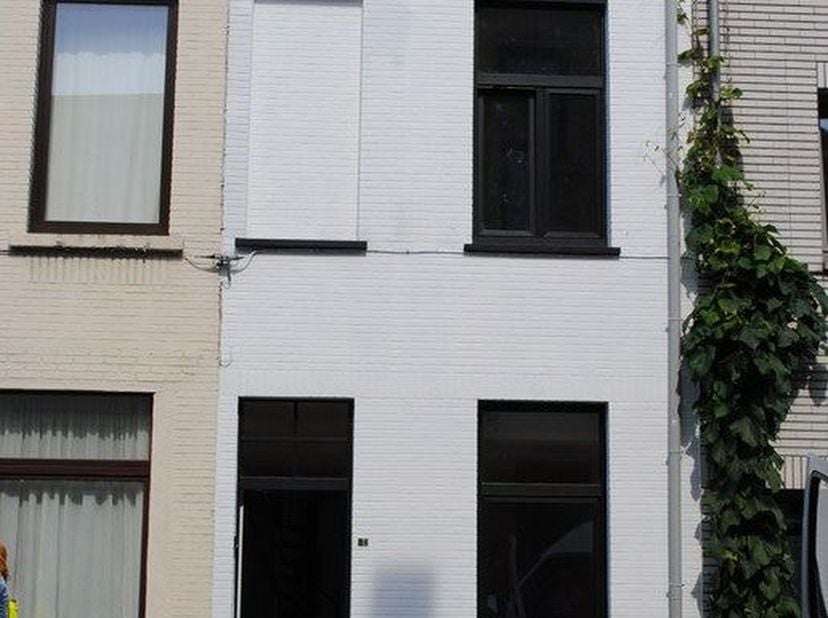 Charmant en recent gerenoveerde woning op een uitstekende ligging nabij het Sint-Pietersstation, Ledeganck en het Citadelpark.<br />
<br />
De woning