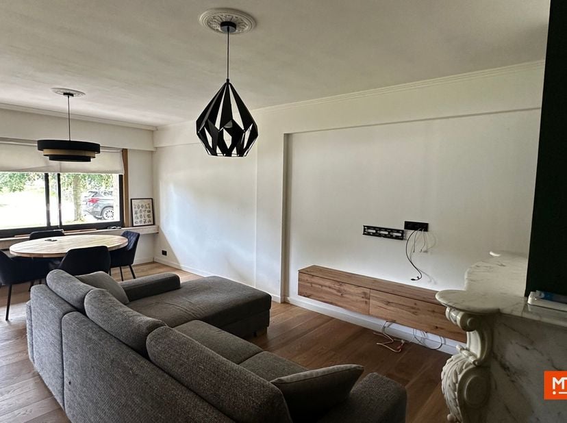 Op zoek naar comfortabel wonen op een rustige maar toch centrale locatie? Dit gelijkvloerse appartement met 2 slaapkamers is gelegen aan de rand van I