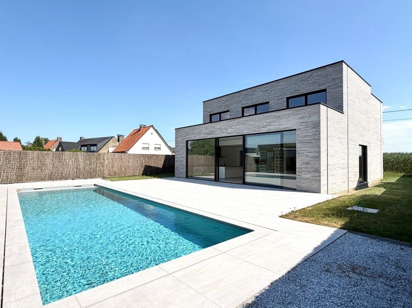 Ontdek deze schilderklare nieuwbouwwoning in Zulte met een bewoonbare oppervlakte van maar liefst 326 m². Ruimte, comfort en energie-efficiëntie komen