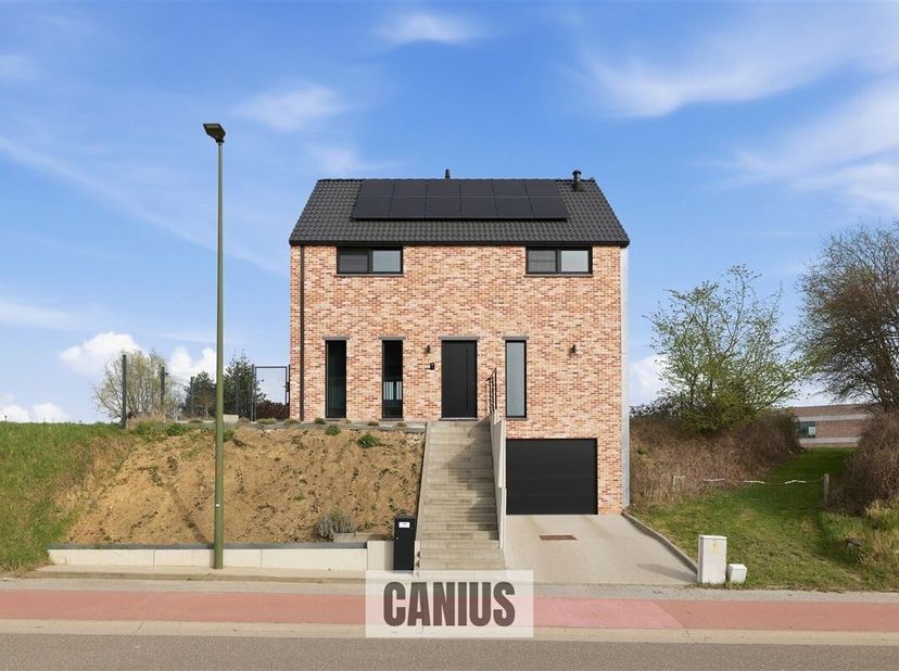 STIJLVOLLE HALFOPEN BEBOUWING MET DRIE SLAAPKAMERS EN LIFT<br />
Bent u op zoek naar een instapklare, energiezuinige woning met hedendaags comfort op