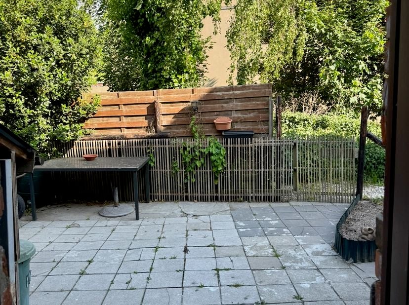 Geen vastgoed makelaars aub.<br />
<br />
Kroonstraat 4, 9900 Eeklo <br />
Oppervlakte perceel : 100 m2 <br />
Diepte perceel : 20m<br />
Prijs : 145