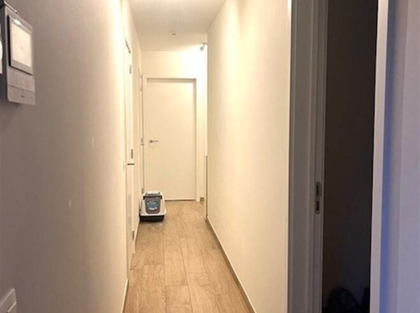 Prachtig appartement op de tweede verdieping, 2 slaapkamers, ruim terras, autostaanplaats en kelderberging.<br />
Centraal gelegen wonen nabij het cen