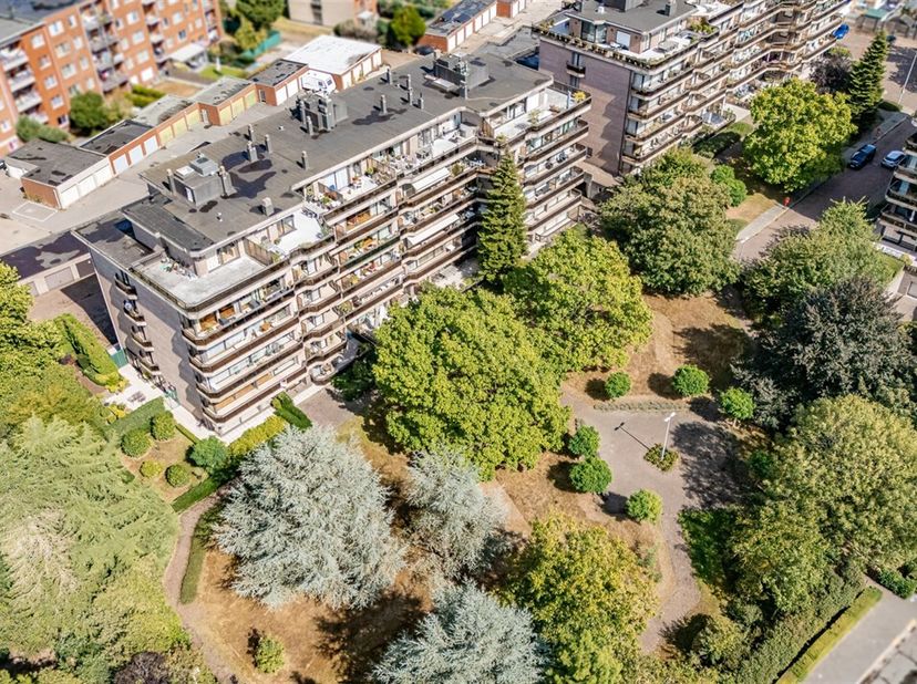 Bent u op zoek naar een ideale investering, centraal gelegen en met alle comfort? Lees dan zeker verder!<br />
Dit mooie en ruime appartement geniet v