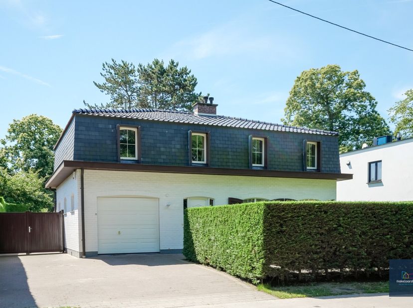 INSCHRIJVEN OP DE BEZOEKMOMENTEN !!! Deze stijlvolle villa in Franse stijl werd gebouwd in 1968 op een perceel van 600m² en geniet van een uitstekende
