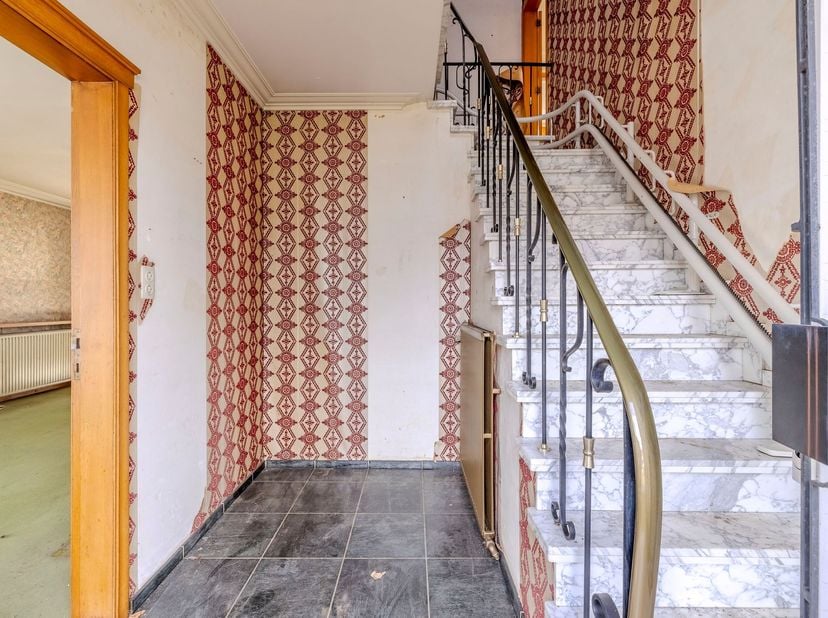 Maison spacieuse à rénover à 5a 50ca<br />
<br />
Ce spacieux développement ouvert sur un terrain de 5a 50ca offre de nombreuses opportunités pour c