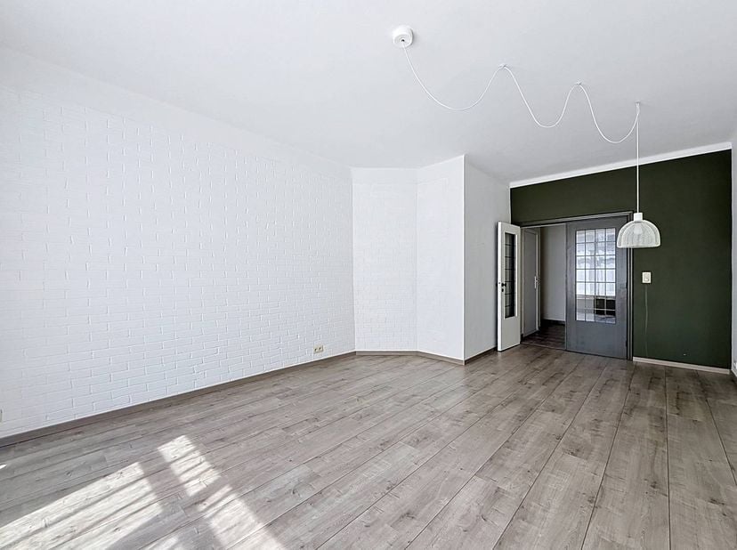 Het appartement is gelegen in de Paleisstraat op het gegeerde Antwerpen-Zuid. Nabij winkels, openbaar vervoer, restaurants,...<br />
<br />
Tweede ver