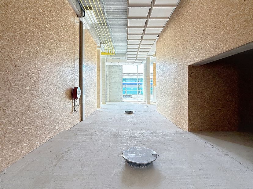 SURFACE IDEALE POUR ELECTRICIEN, ARTISAN, TOITURIER, BOULANGER, PLOMBIER,...<br />
Espaces polyvalents : atelier, entrepôt, showroom et bureaux, situé
