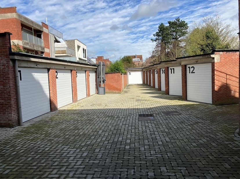 Garages situés sur la Grote Markt à Herentals<br />
<br />
Situation : idéalement situés, au centre de Herentals, toutes les commodités accessibles à