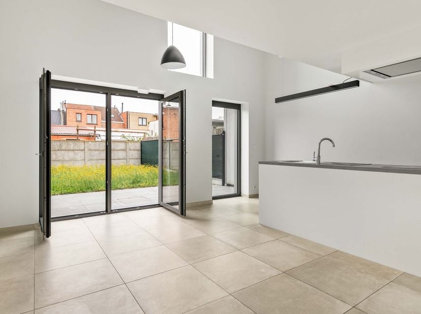 Deze recente woning (2019) is gelegen in de rustige en aangename wijk Koklenberghof, midden in het centrum van Sint-Niklaas. Het biedt de perfecte com
