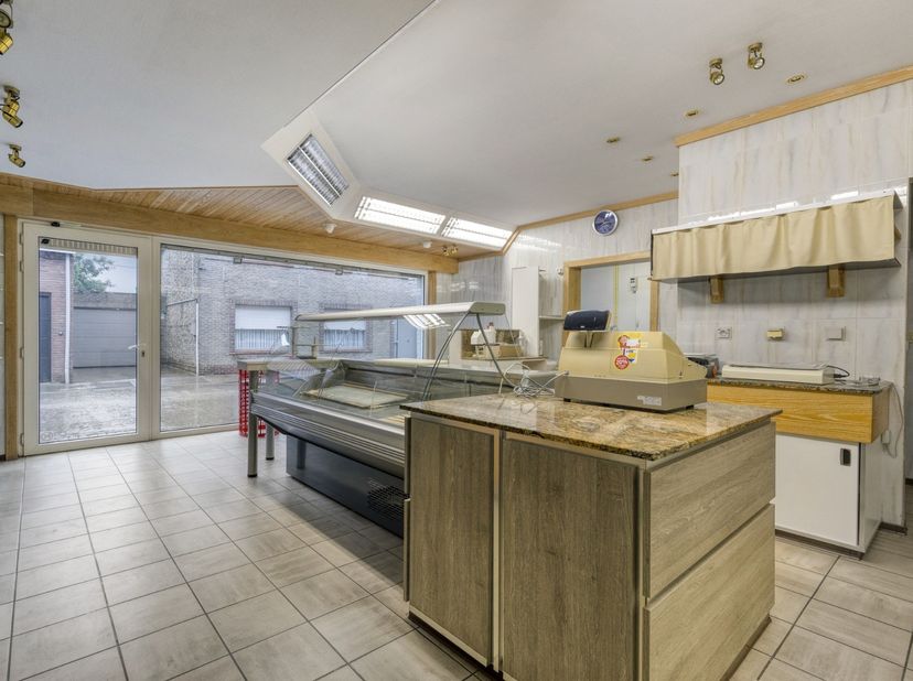 Deze ruime gesloten woning, gelegen in het centrum van Vladslo, beschikt over een voormalige handelsruimte die zich perfect leent voor uiteenlopende i